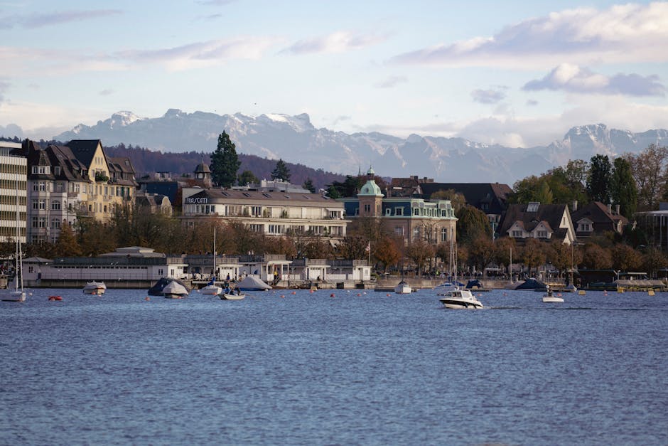 Vista panoramica di Zurigo con il lago e le Alpi sullo sfondo
